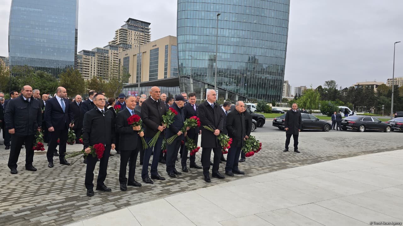 Dövlət və hökumət rəsmiləri Zəfər parkını ziyarət edirlər (FOTO)