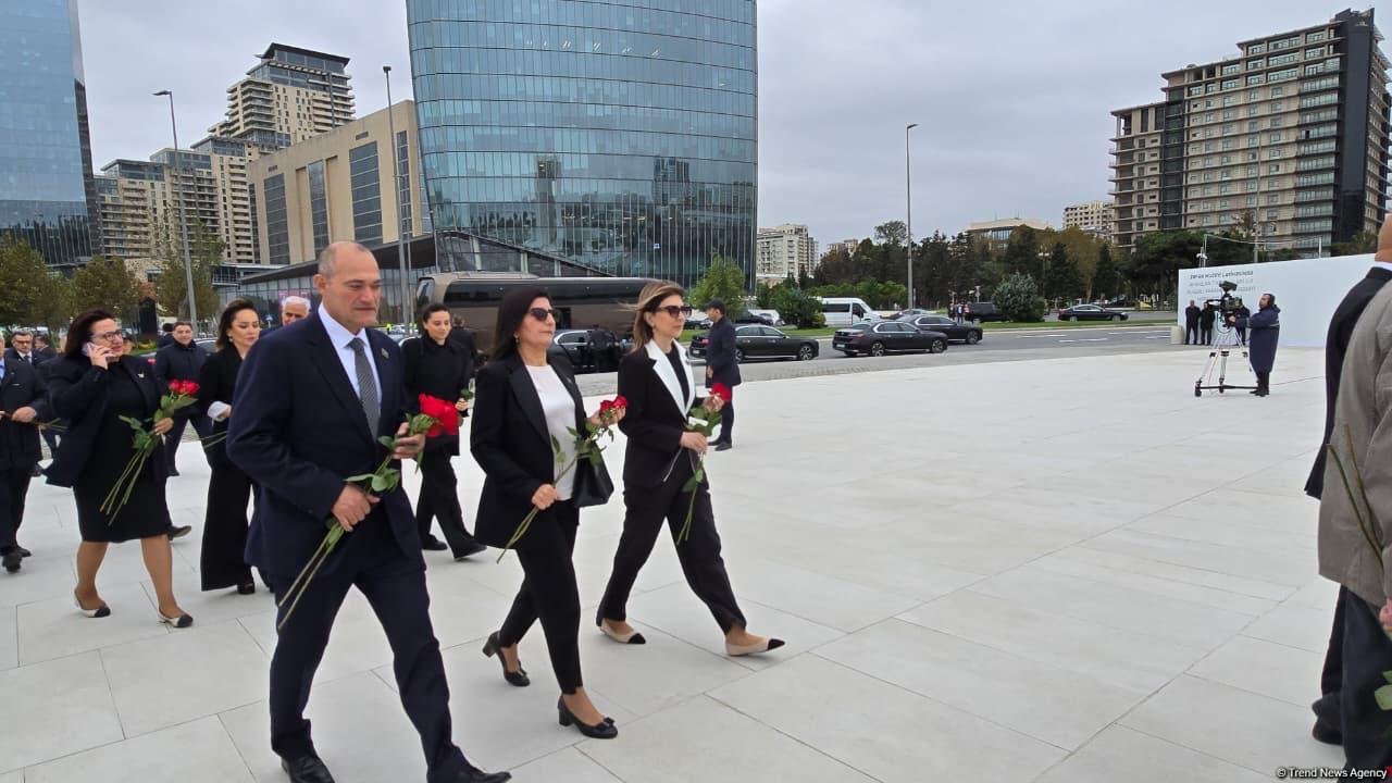 Dövlət və hökumət rəsmiləri Zəfər parkını ziyarət ediblər (FOTO/VİDEO)
