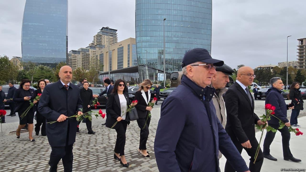Dövlət və hökumət rəsmiləri Zəfər parkını ziyarət ediblər (FOTO/VİDEO)