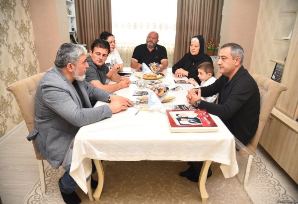 “Bakı Şəbəkəsi” Araşdırmalar və Təhlil İctimai Birliyi şəhid jurnalist Sirac Abışovun ailəsinə baş çəkib (FOTO/VİDEO)