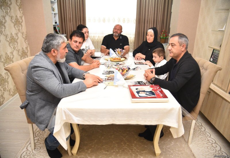 “Bakı Şəbəkəsi” Araşdırmalar və Təhlil İctimai Birliyi şəhid jurnalist Sirac Abışovun ailəsinə baş çəkib (FOTO/VİDEO)