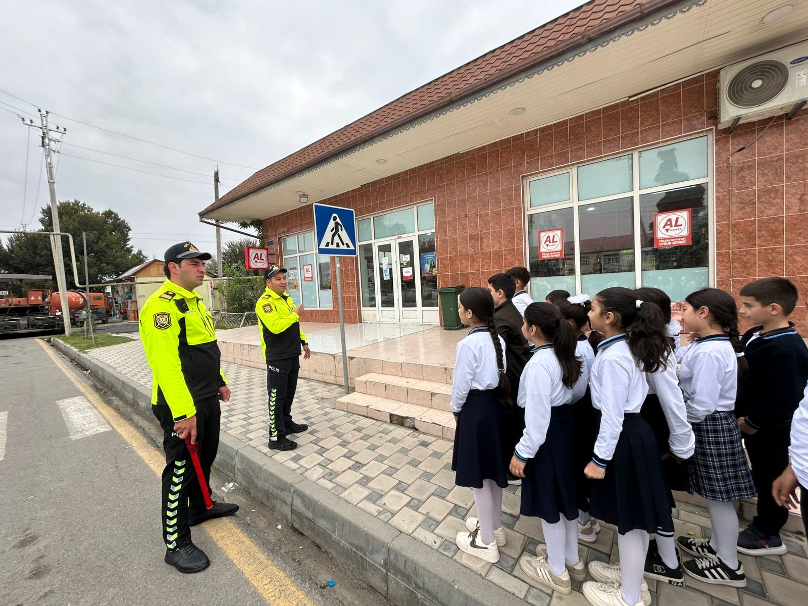 Zərdabda “Diqqət, uşaqlar!” adı altında hərəkətin təhlükəsizliyi aylığı keçirilir (FOTO)