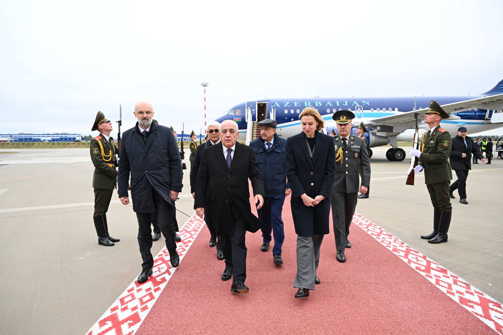 Baş nazir Əli Əsədov Minskə səfərə gedib (FOTO)