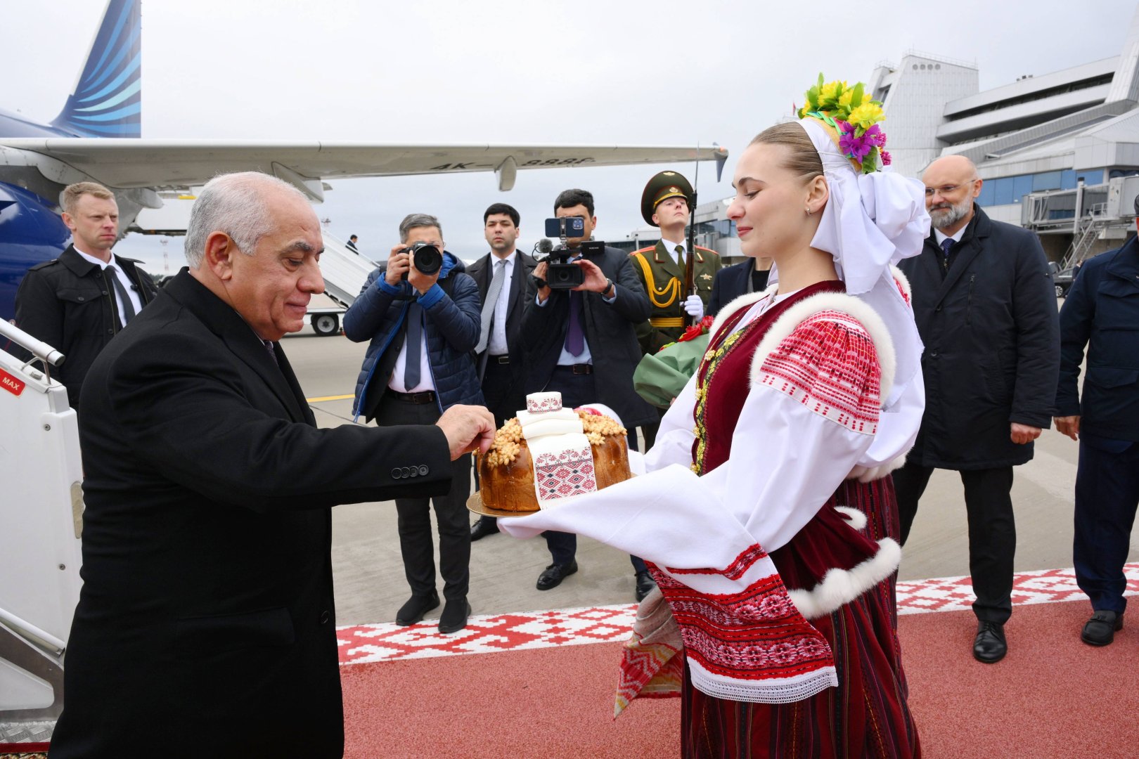 Baş nazir Əli Əsədov Minskə səfərə gedib (FOTO)