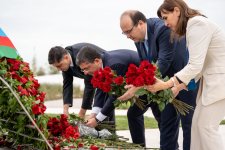 Azərbaycanda səfərdə olan Özbəkistan nümayəndə heyəti Zəfər abidəsini ziyarət edib (FOTO)