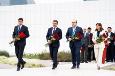 Azərbaycanda səfərdə olan Özbəkistan nümayəndə heyəti Zəfər abidəsini ziyarət edib (FOTO)