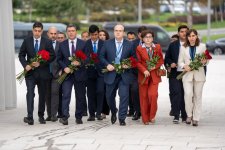 Azərbaycanda səfərdə olan Özbəkistan nümayəndə heyəti Zəfər abidəsini ziyarət edib (FOTO)