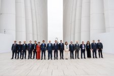 Azərbaycanda səfərdə olan Özbəkistan nümayəndə heyəti Zəfər abidəsini ziyarət edib (FOTO)