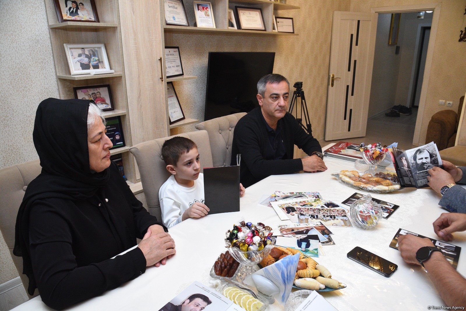 “Bakı Şəbəkəsi” Araşdırmalar və Təhlil İctimai Birliyi şəhid jurnalist Sirac Abışovun ailəsinə baş çəkib (FOTO/VİDEO)