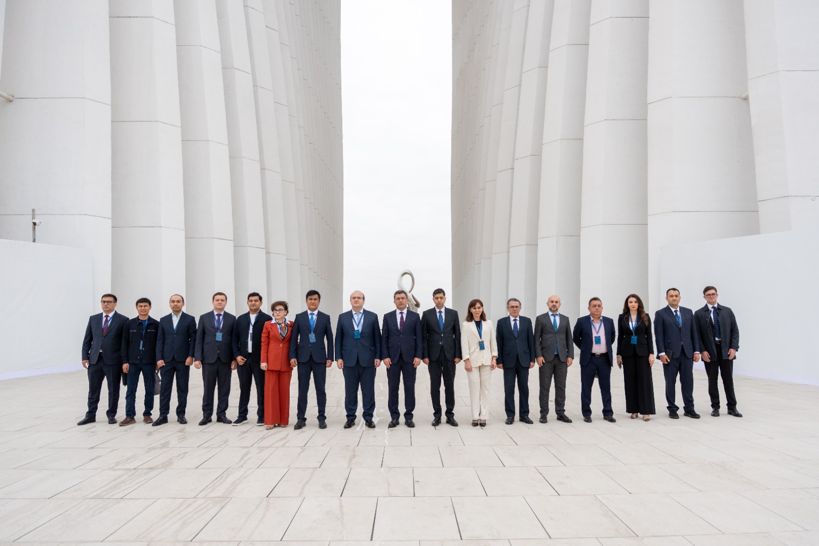 Azərbaycanda səfərdə olan Özbəkistan nümayəndə heyəti Zəfər abidəsini ziyarət edib (FOTO)