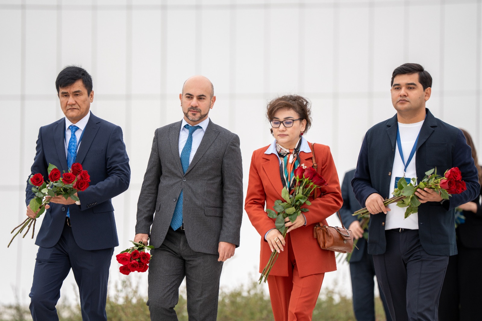 Azərbaycanda səfərdə olan Özbəkistan nümayəndə heyəti Zəfər abidəsini ziyarət edib (FOTO)