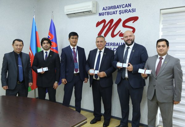 Özbəkistan Jurnalistlər İttifaqının sədri Mətbuat Şurasında olub (FOTO)