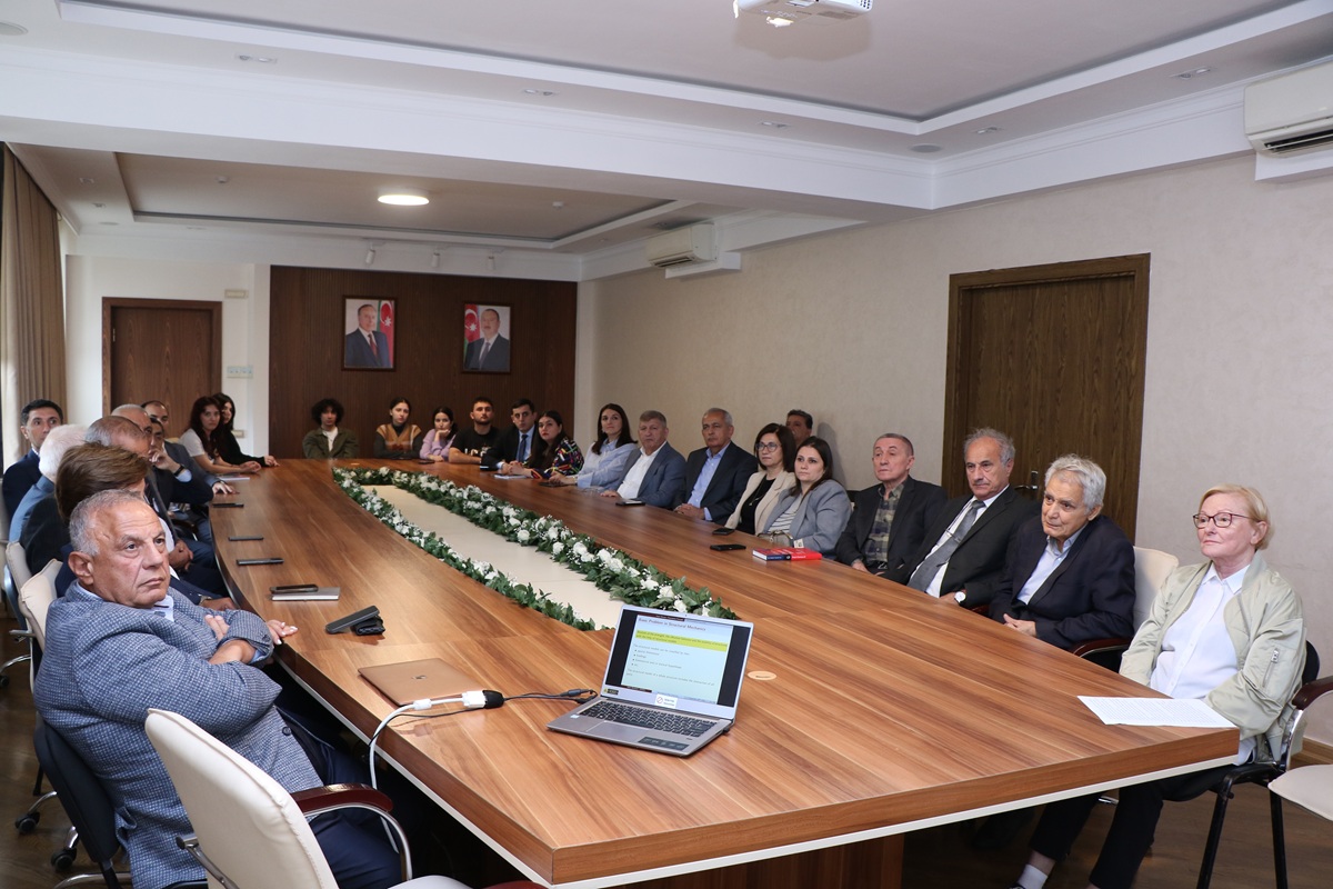 Tədqiqat yönümlü universitetə çevrilmə istiqamətində daha bir addım: AzMİU-da dünya şöhrətli alimin elmi seminarları keçirilir (FOTO)