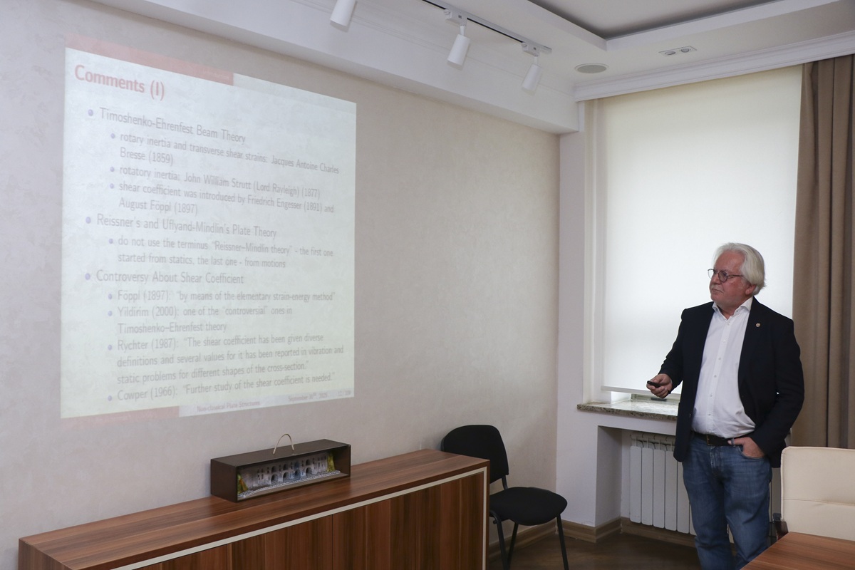 Tədqiqat yönümlü universitetə çevrilmə istiqamətində daha bir addım: AzMİU-da dünya şöhrətli alimin elmi seminarları keçirilir (FOTO)