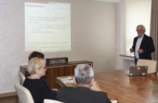 Tədqiqat yönümlü universitetə çevrilmə istiqamətində daha bir addım: AzMİU-da dünya şöhrətli alimin elmi seminarları keçirilir (FOTO)