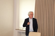 Tədqiqat yönümlü universitetə çevrilmə istiqamətində daha bir addım: AzMİU-da dünya şöhrətli alimin elmi seminarları keçirilir (FOTO)