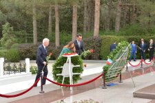 Polşalı parlamentarilər Ulu Öndər Heydər Əliyevin məzarını və Şəhidlər xiyabanını ziyarət ediblər (FOTO)