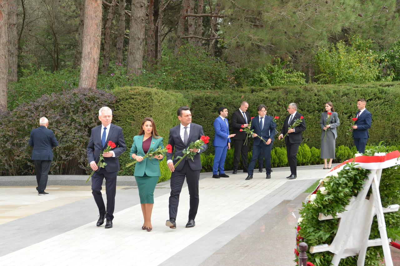 Polşalı parlamentarilər Ulu Öndər Heydər Əliyevin məzarını və Şəhidlər xiyabanını ziyarət ediblər (FOTO)