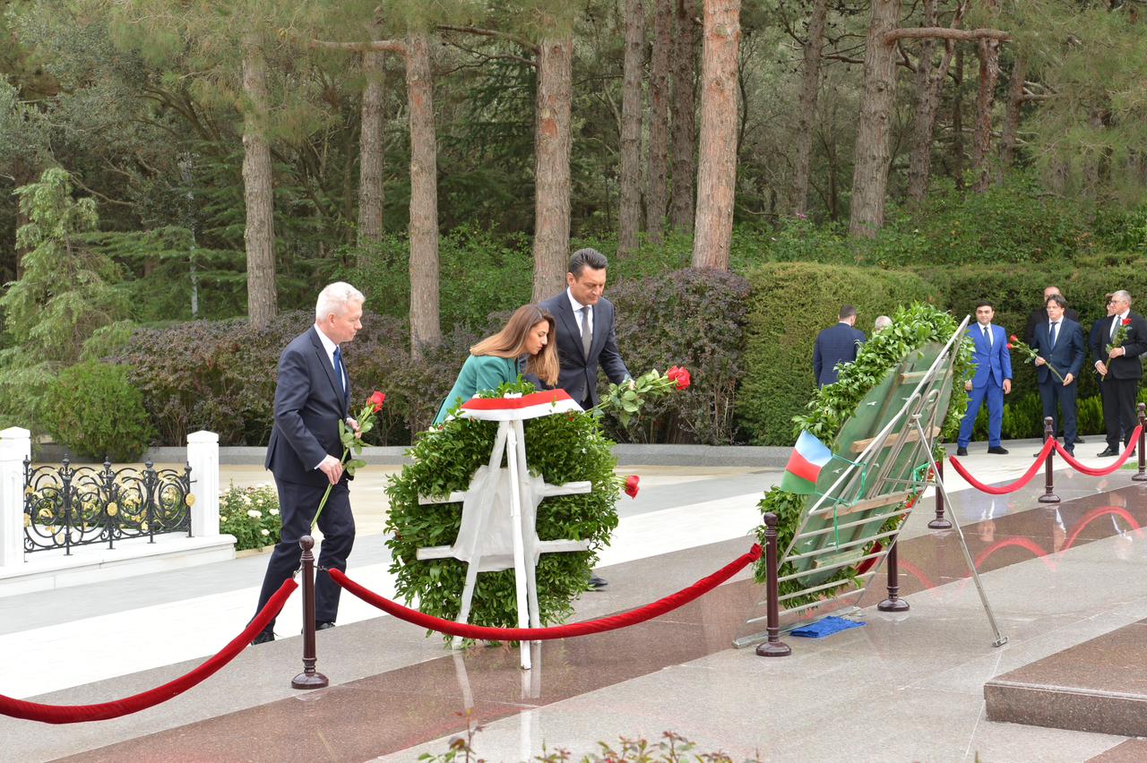 Polşalı parlamentarilər Ulu Öndər Heydər Əliyevin məzarını və Şəhidlər xiyabanını ziyarət ediblər (FOTO)