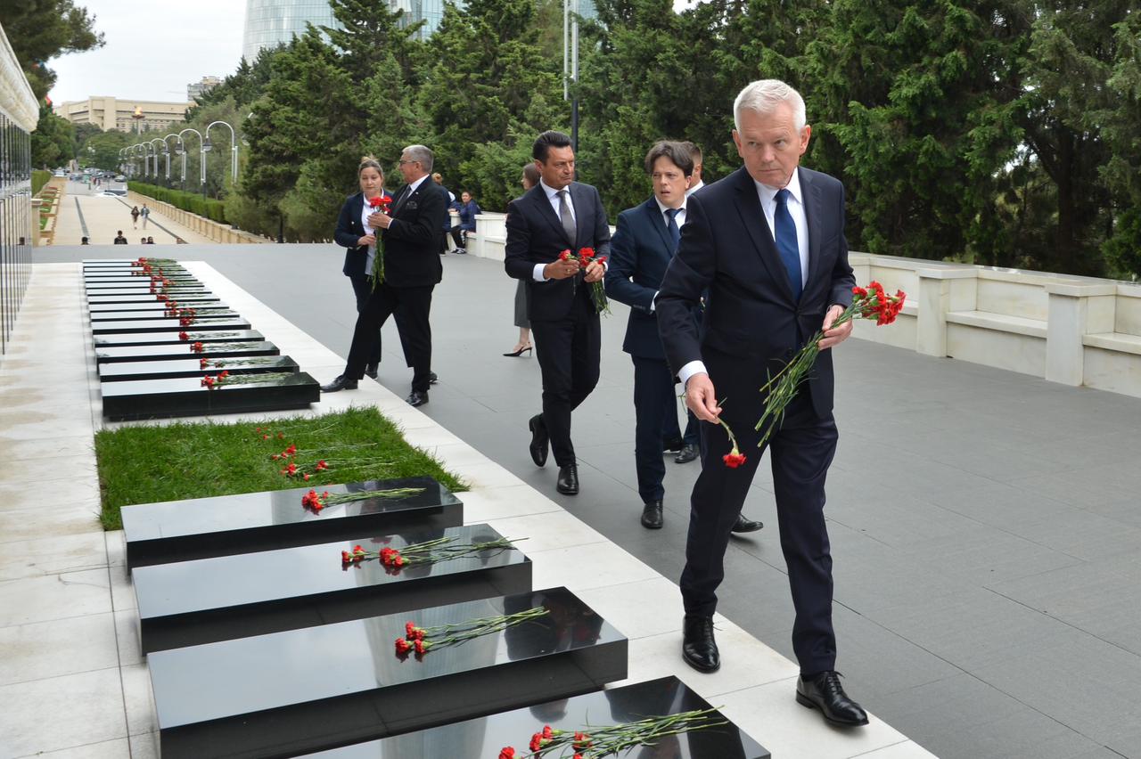 Polşalı parlamentarilər Ulu Öndər Heydər Əliyevin məzarını və Şəhidlər xiyabanını ziyarət ediblər (FOTO)