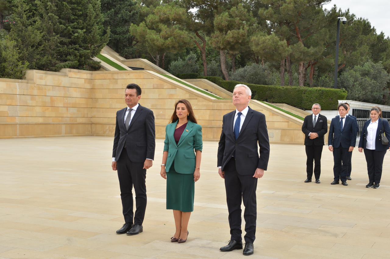 Polşalı parlamentarilər Ulu Öndər Heydər Əliyevin məzarını və Şəhidlər xiyabanını ziyarət ediblər (FOTO)