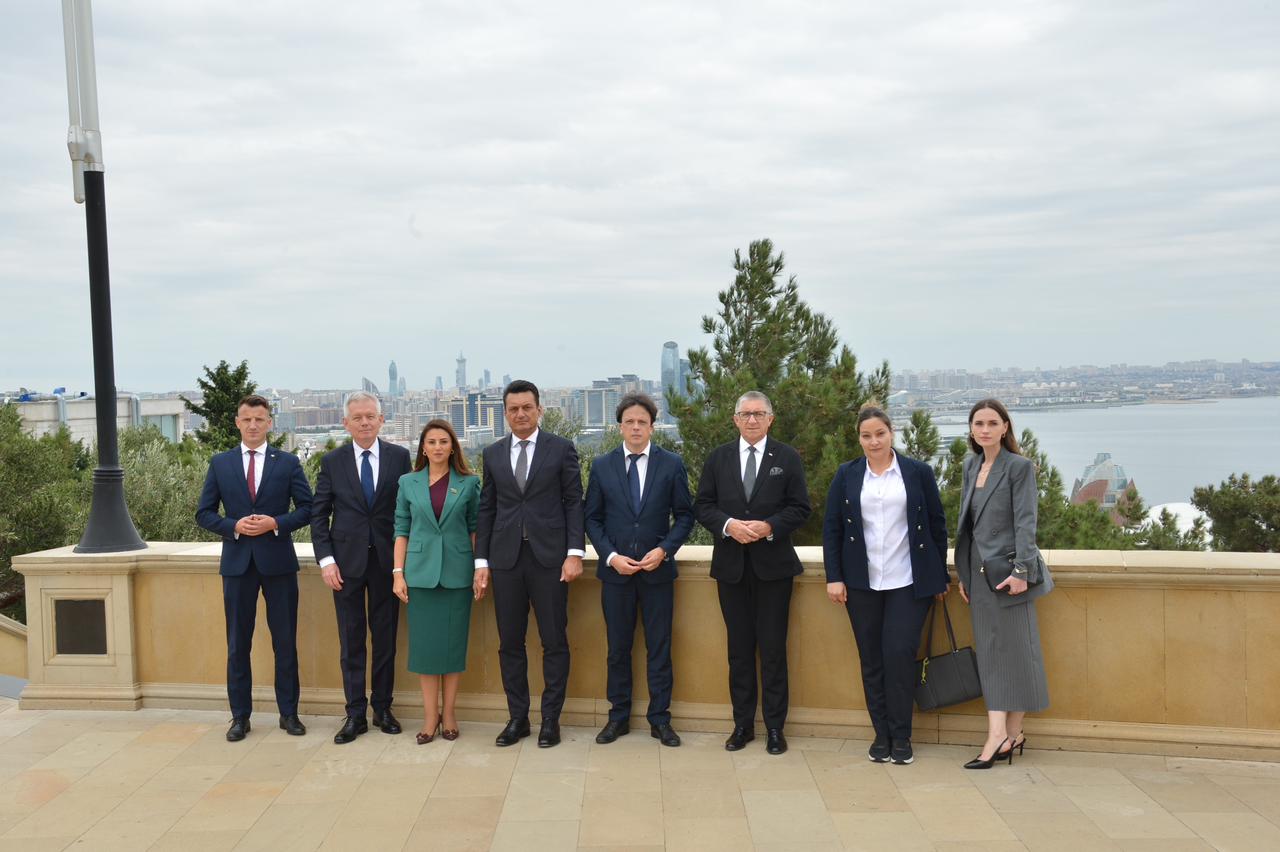 Polşalı parlamentarilər Ulu Öndər Heydər Əliyevin məzarını və Şəhidlər xiyabanını ziyarət ediblər (FOTO)