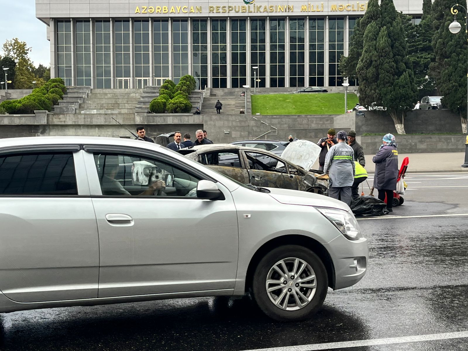 Parlament prospektində avtomobil yanıb kül oldu (FOTO)