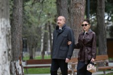Prezident İlham Əliyev və Birinci xanım Mehriban Əliyeva Bakının Nərimanov rayonunda salınan yeni parkın açılışında iştirak ediblər (FOTO)