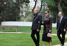 Prezident İlham Əliyev və Birinci xanım Mehriban Əliyeva Bakının Nərimanov rayonunda salınan yeni parkın açılışında iştirak ediblər (FOTO)