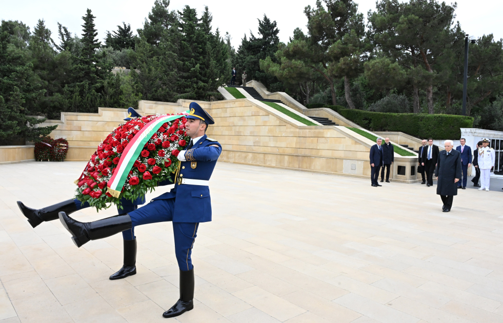 İtaliya Prezidenti Bakıda şəhidlərin xatirəsini anıb (FOTO)
