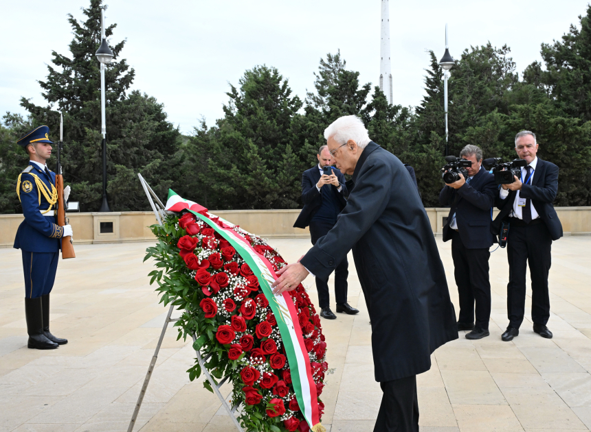 İtaliya Prezidenti Bakıda şəhidlərin xatirəsini anıb (FOTO)