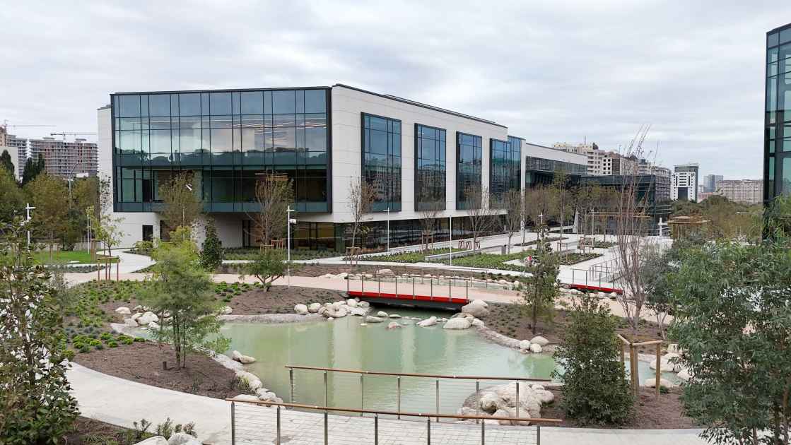 Prezident İlham Əliyev, Birinci xanım Mehriban Əliyeva və Prezident Sercio Mattarella Bakıda İtaliya-Azərbaycan Universitetinin ilk tədris korpuslarının açılışını ediblər (FOTO/VİDEO) (YENİLƏNİB)