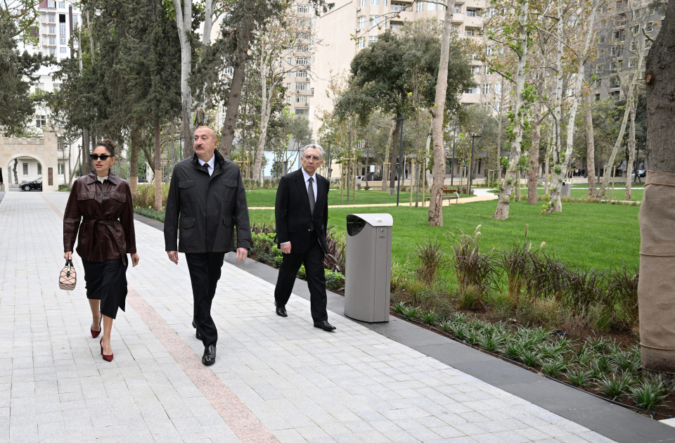 Prezident İlham Əliyev və Birinci xanım Mehriban Əliyeva Bakının Nərimanov rayonunda salınan yeni parkın açılışında iştirak ediblər (FOTO)