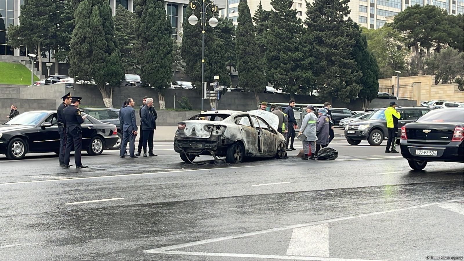 Parlament prospektində avtomobil yanıb kül oldu (FOTO)