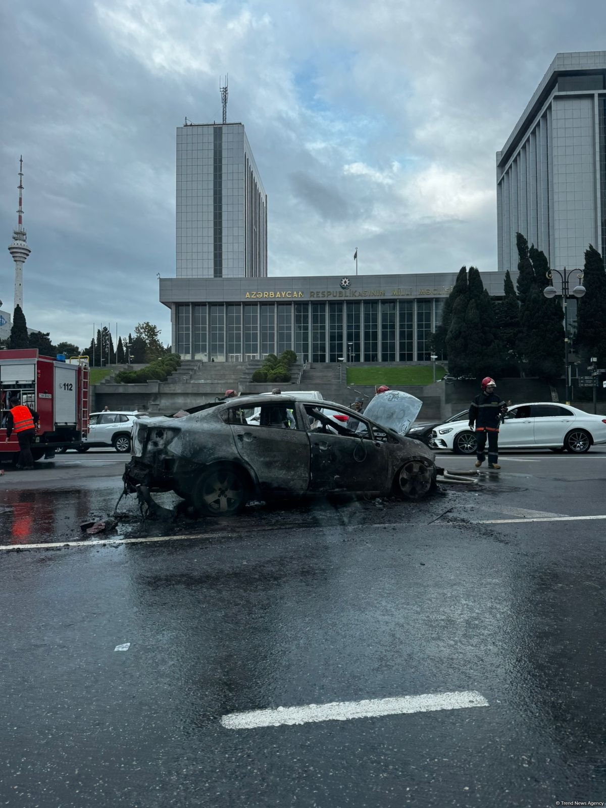 Parlament prospektində avtomobil yanıb kül oldu (FOTO)