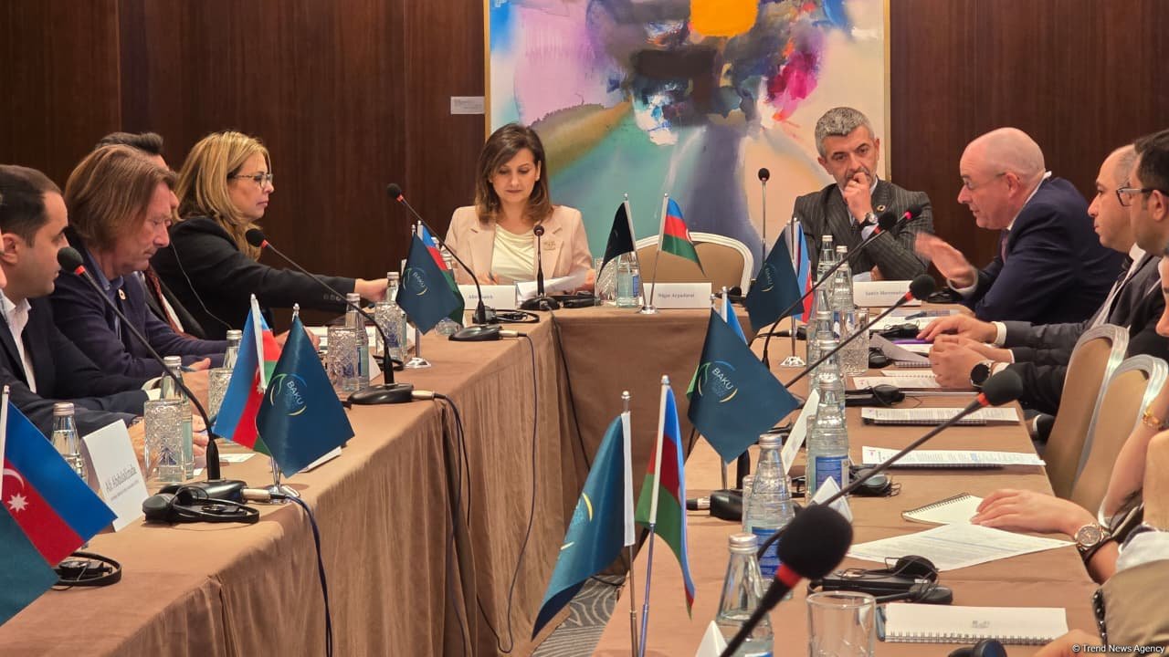 “Azərbaycanın Dayanıqlı Tikili Mühit Planı” mövzusunda dəyirmi masa keçirilib (FOTO)