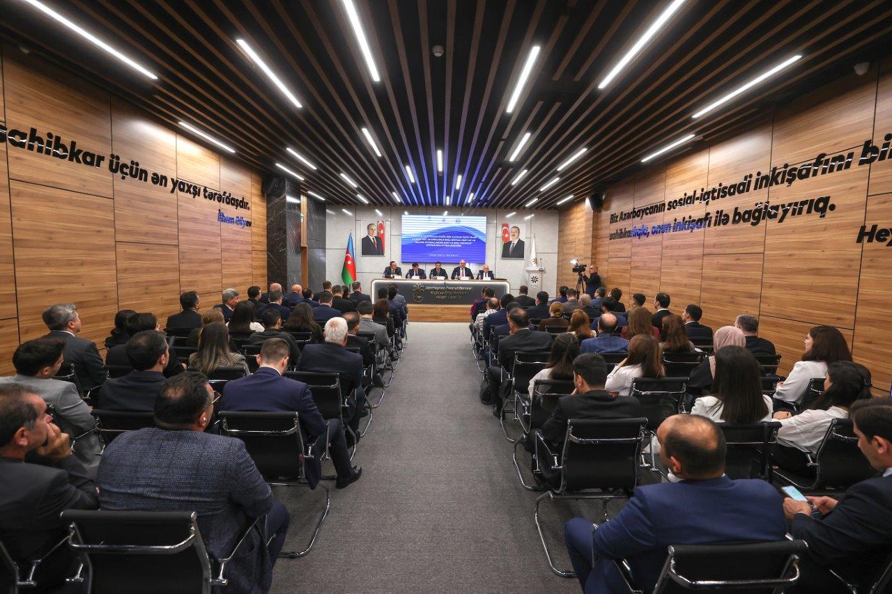 Tikinti sektoru ilə bağlı dövlət qurumlarının və sahibkarların iştirakı ilə ictimai müzakirə təşkil olunub (FOTO)