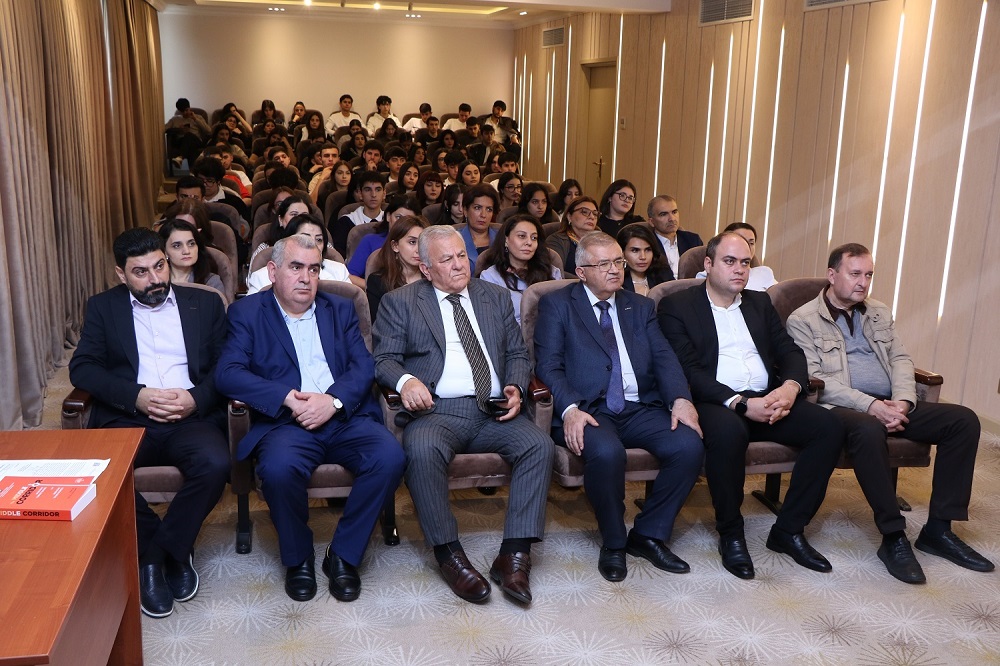 “Orta dəhliz” kitabı AzMİU-da təqdim olundu (FOTO)