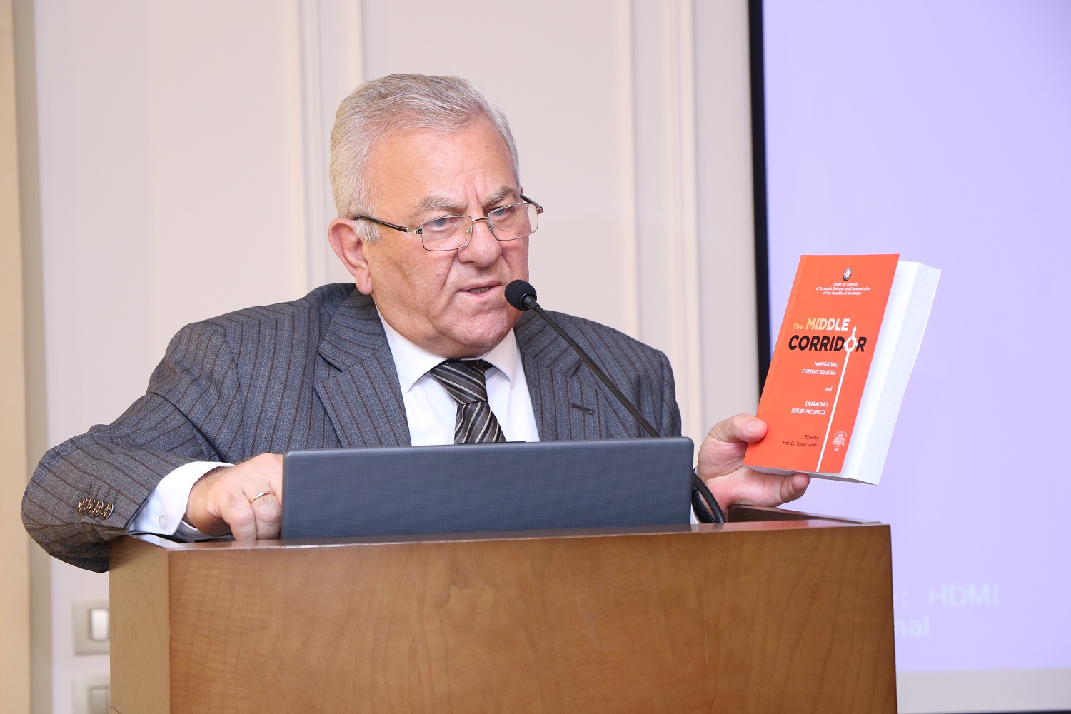 “Orta dəhliz” kitabı AzMİU-da təqdim olundu (FOTO)
