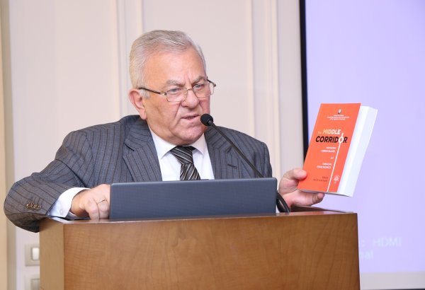 “Orta dəhliz” kitabı AzMİU-da təqdim olundu (FOTO)