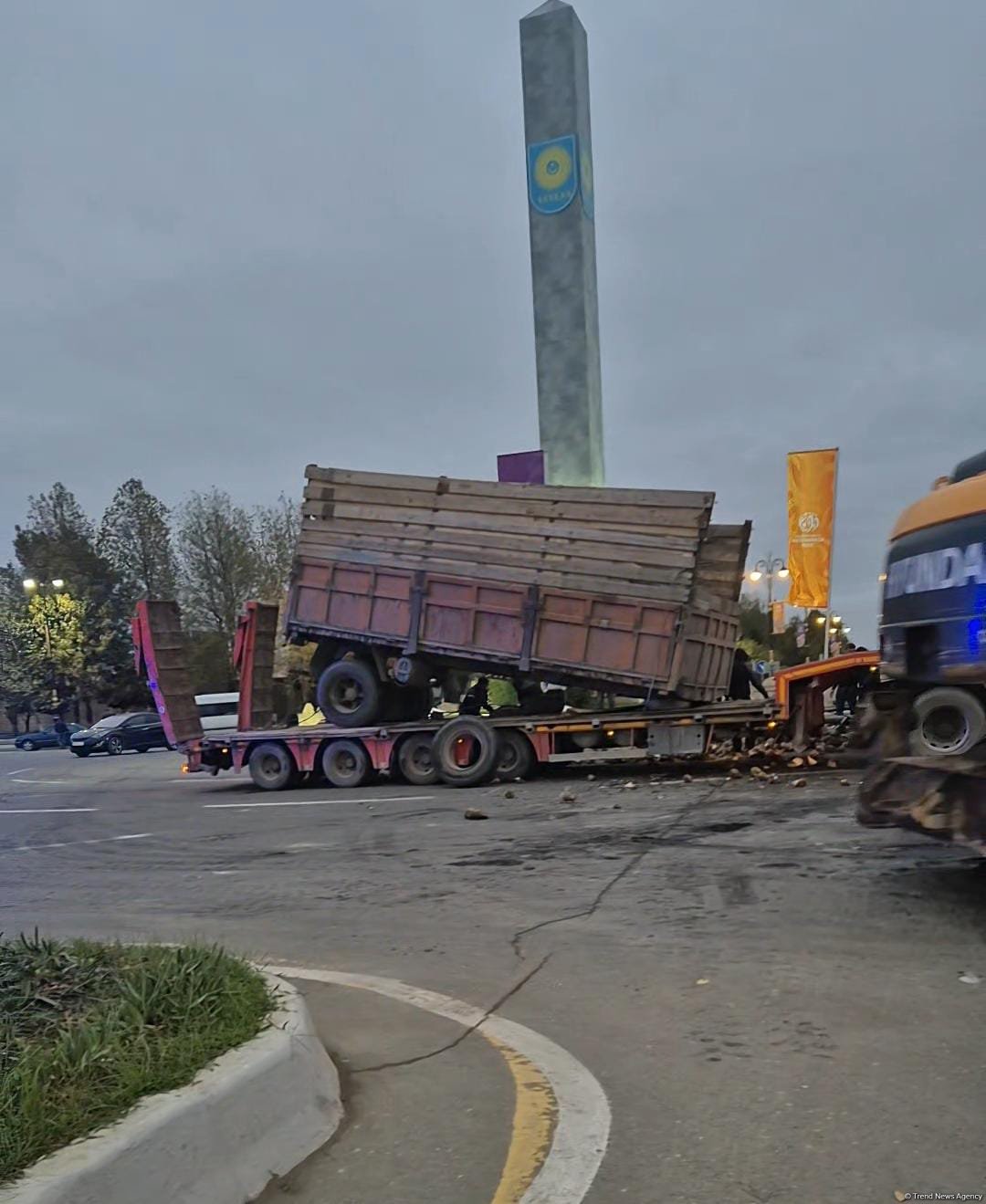 Yevlaxda "KamAZ" maneəyə çırpıldı - Yükü yola dağıldı
