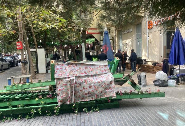 Paytaxtın bu ərazisində küçəyə yerləşdirilən qurğular yığışdırılıb (FOTO)