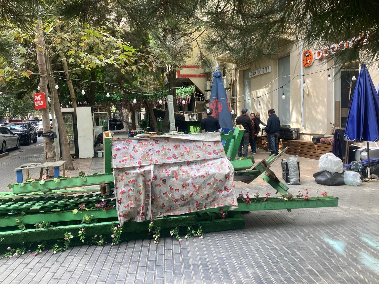 Paytaxtın bu ərazisində küçəyə yerləşdirilən qurğular yığışdırılıb (FOTO)