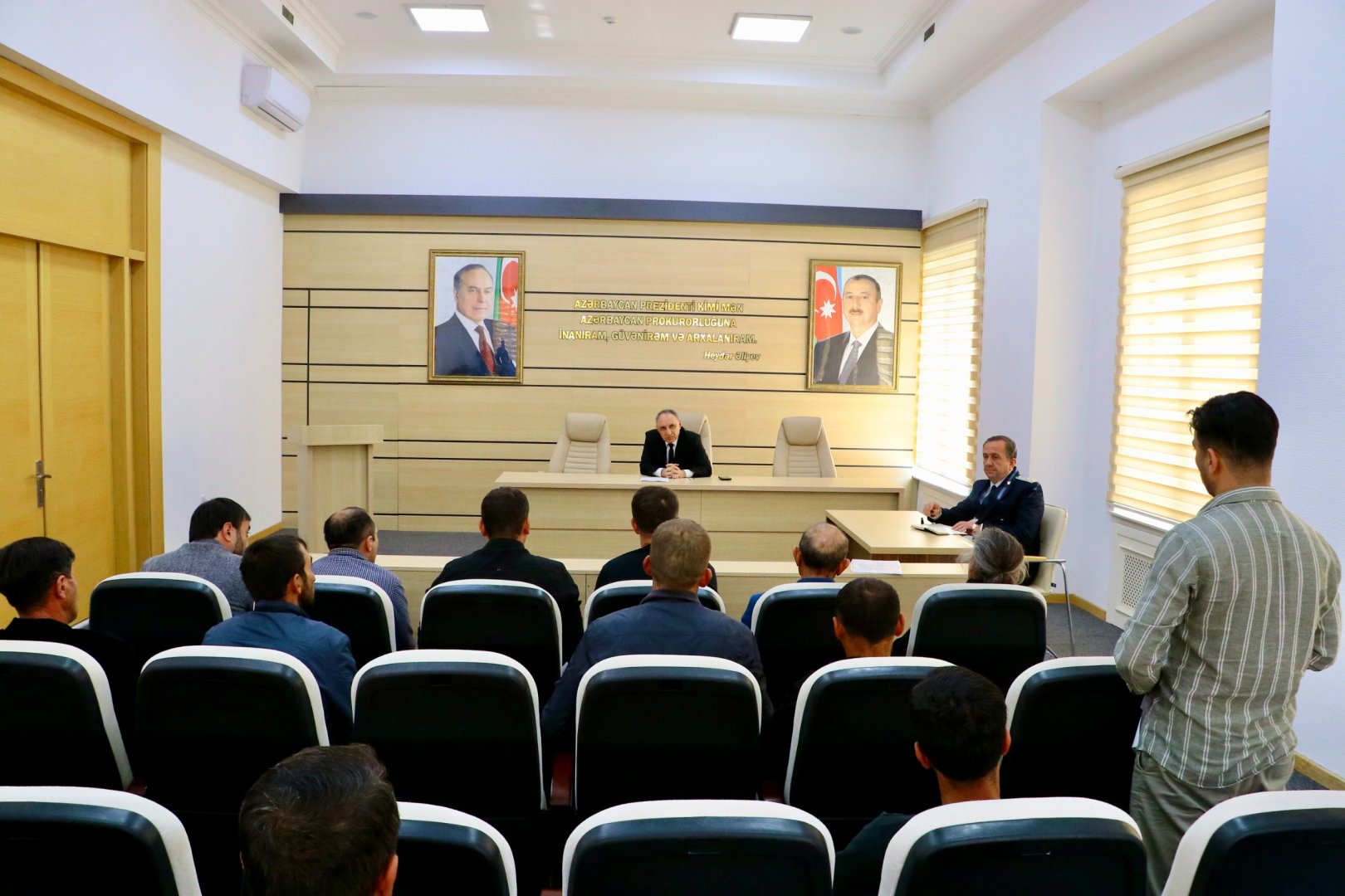 Baş prokuror paytaxtın Səbail rayonunda vətəndaşları qəbul edib