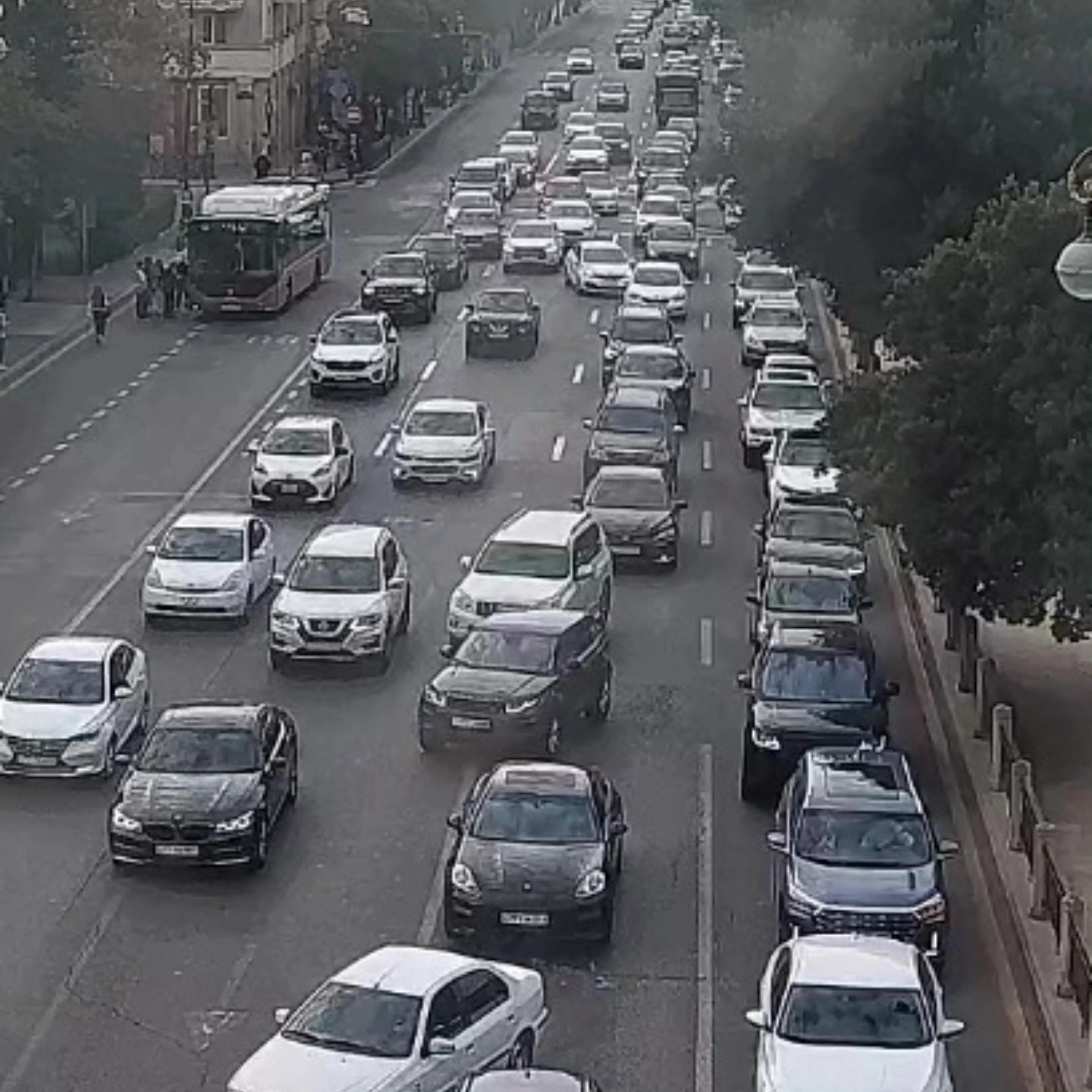 Sürücülərin NƏZƏRİNƏ: Paytaxtın bir sıra yollarında tıxac var - SİYAHI (FOTO)