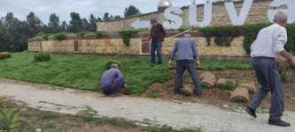 Bakıda növbəti təmizlik işləri aparılıb, yaşıllıqlara qulluq göstərilib (FOTO)