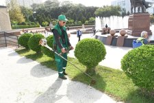 Bakıda növbəti təmizlik işləri aparılıb, yaşıllıqlara qulluq göstərilib (FOTO)