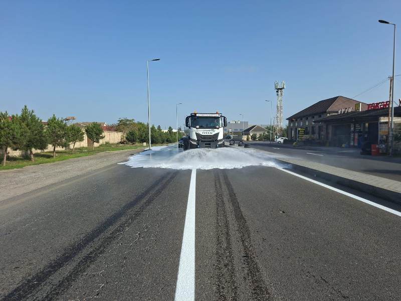 Bakıda növbəti təmizlik işləri aparılıb, yaşıllıqlara qulluq göstərilib (FOTO)