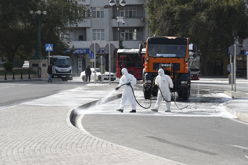 Bakıda növbəti təmizlik işləri aparılıb, yaşıllıqlara qulluq göstərilib (FOTO)