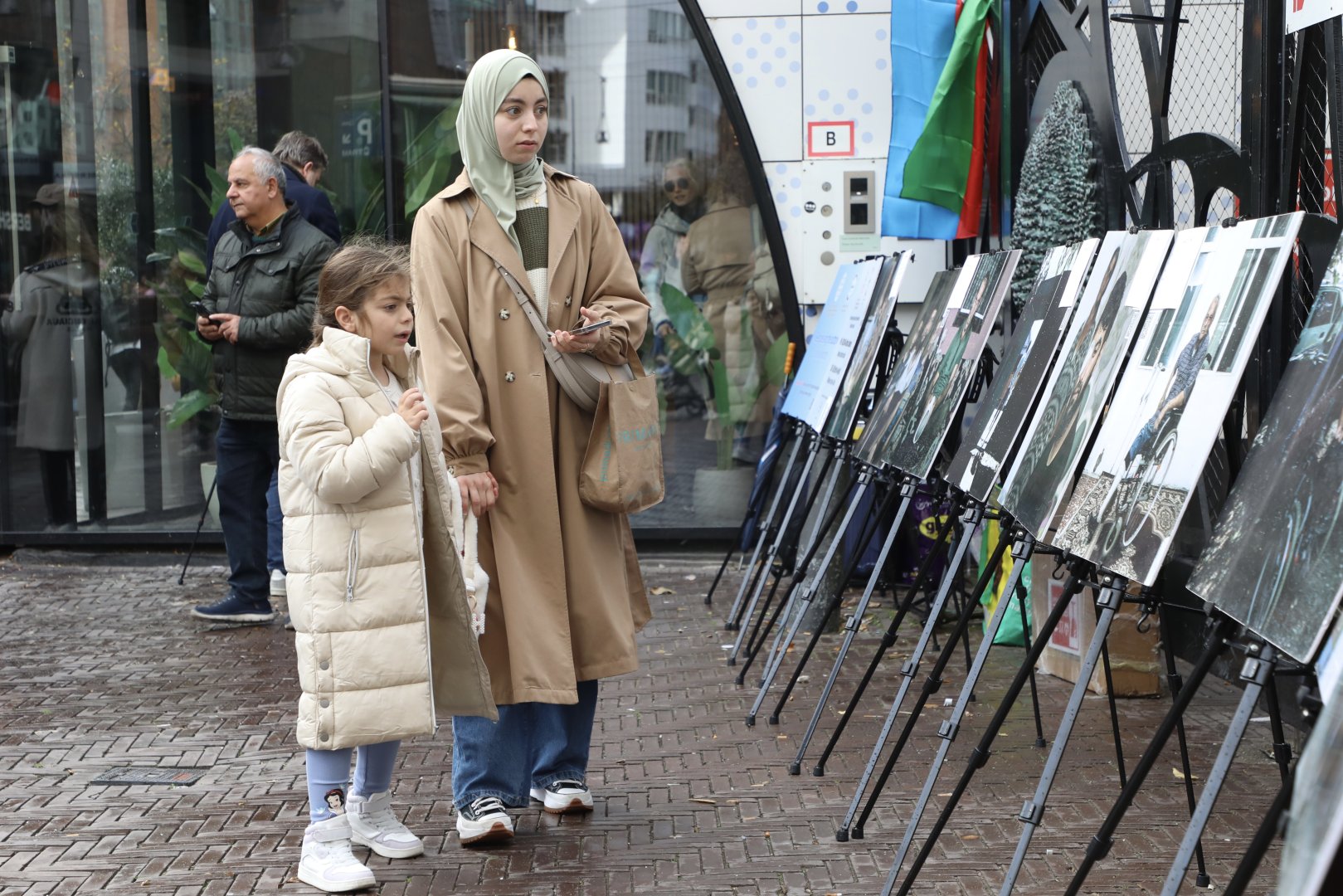 Haaqada Azərbaycanın mina qurbanlarına həsr olunmuş fotosərgi təşkil olunub (FOTO)